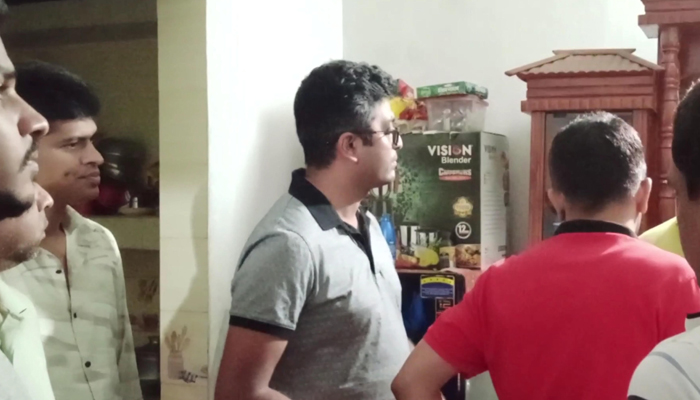 কিশোরগঞ্জে ঝুলন্ত অবস্থায় পুলিশ সদস্যের মরদেহ উদ্ধার
