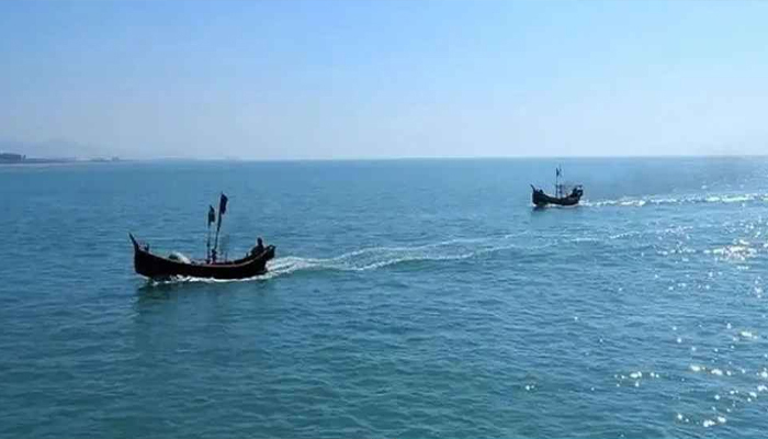 ট্রলারসহ ২২ জেলেকে ধরে নিয়ে গেল আরাকান আর্মি