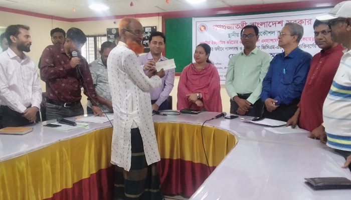 মাগুরায় জিসিএম-এর ক্ষতিগ্রস্তদের মাঝে চেক বিতরণ