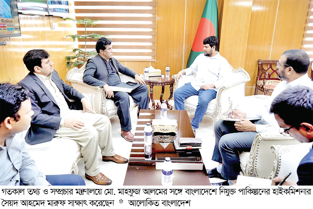 তথ্য উপদেষ্টার সঙ্গে পাকিস্তানি হাইকমিশনারের সাক্ষাৎ