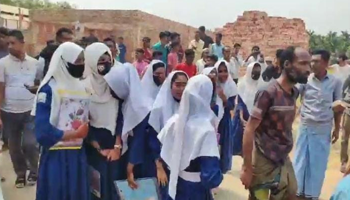 উখিয়ায় অ্যাডমিট কার্ড না পাওয়ায় এসএসসি পরীক্ষার্থীদের সড়ক অবরোধ