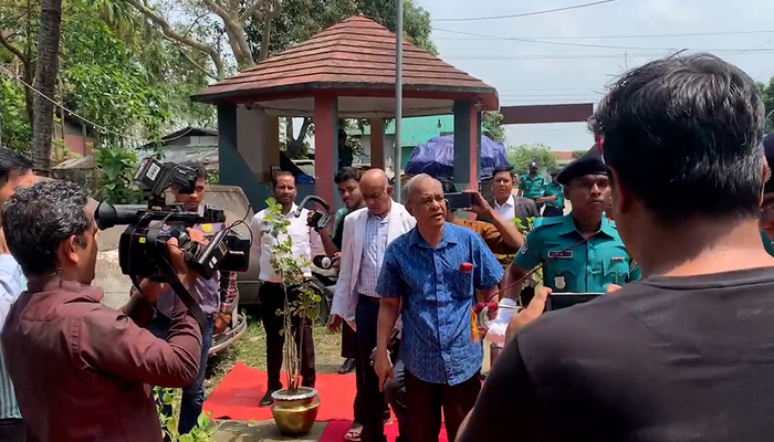 লালগালিচা দেখে রেগে গেলেন স্বরাষ্ট্র উপদেষ্টা