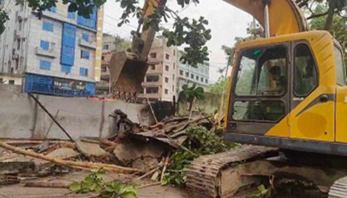 চট্টগ্রামে রেলওয়ের দখলকৃত জমি উদ্ধারে উচ্ছেদ অভিযান