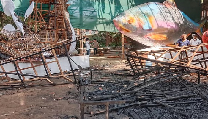 আগুনে পুড়ে গেলো আনন্দ শোভাযাত্রার জন্য বানানো হাসিনার মুখাকৃতি