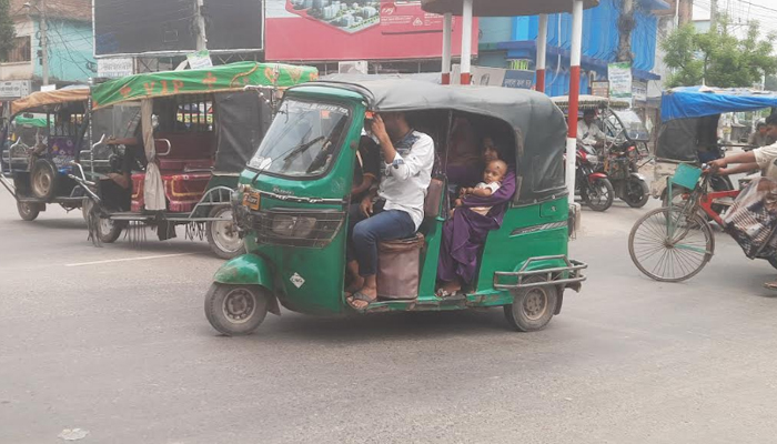 চাঁপাইনবাবগঞ্জে ঝুঁকি নিয়ে চলছে সিএনজি