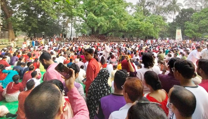রমনার বটমূলে মানুষের ঢল