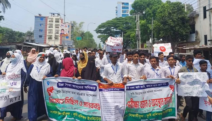 ঈশ্বরদীতে ৮ দফা দাবিতে কৃষি ডিপ্লোমা শিক্ষার্থীদের ক্লাস ও পরীক্ষা বর্জন
