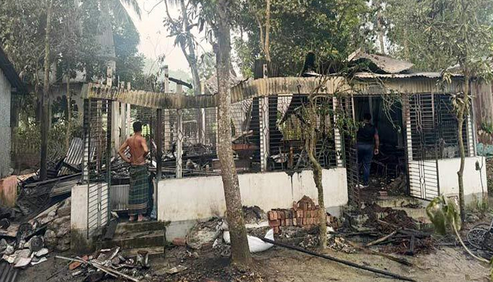 শিল্পী মানবেন্দ্র ঘোষের বাড়িতে আগুন