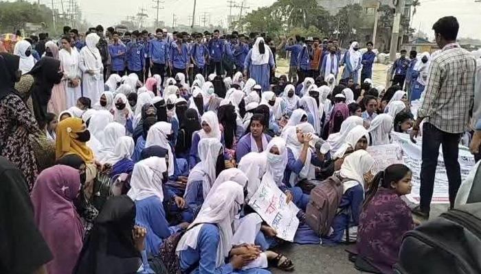 ৬ দফা দাবিতে পলিটেকনিক শিক্ষার্থীদের ঢাকা-সিলেট মহাসড়ক অবরোধ