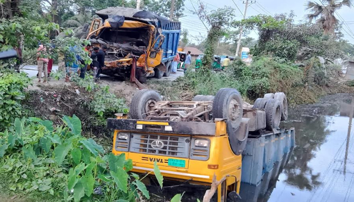 দাঁড়িয়ে থাকা ট্রাকের পেছনে বালুভর্তি ট্রাকের ধাক্কা, নিহত ২