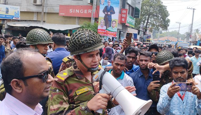 সিরাজগঞ্জে সেনাবাহিনীর হস্তক্ষেপে শিক্ষার্থীদের অবরোধ প্রত্যাহার