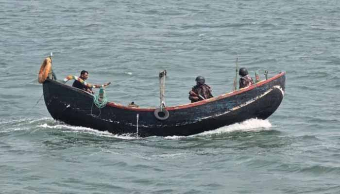 আরাকান আর্মির হাতে জিম্মি ৫৫ জেলেকে ফেরত আনল বিজিবি