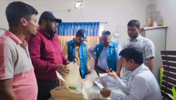 আশুলিয়া সাব-রেজিস্ট্রার অফিসে দুদকের অভিযান 