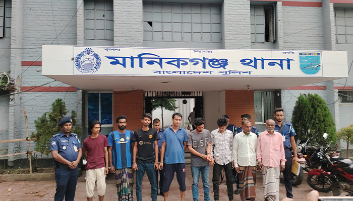 মানিকগঞ্জে চিত্রশিল্পীর বাড়িতে আগুনের ঘটনায় আটক ৮