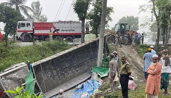 সিরাজগঞ্জে ট্রাক ও মাইক্রোবাস মুখোমুখি সংঘর্ষে নিহত ২