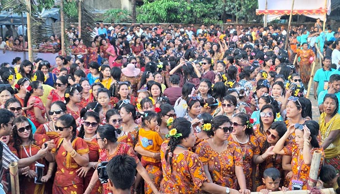 চোফলদন্ডীতে রঙ-বর্ণে মেতে উঠল রাখাইন সম্প্রদায়