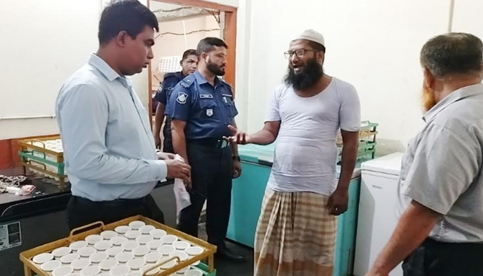 মেয়াদোত্তীর্ণের তারিখ ছাড়া আইসক্রিম-দধি তৈরি, ব্যবসায়ীকে জরিমানা