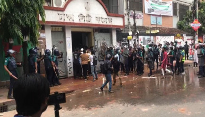 ৭ দিন বিরতির পর ফের ঢাকা কলেজ-সিটি কলেজ সংঘর্ষ ৭ দিন বিরতির পর ফের ঢাকা কলেজ-সিটি কলেজ সংঘর্ষ