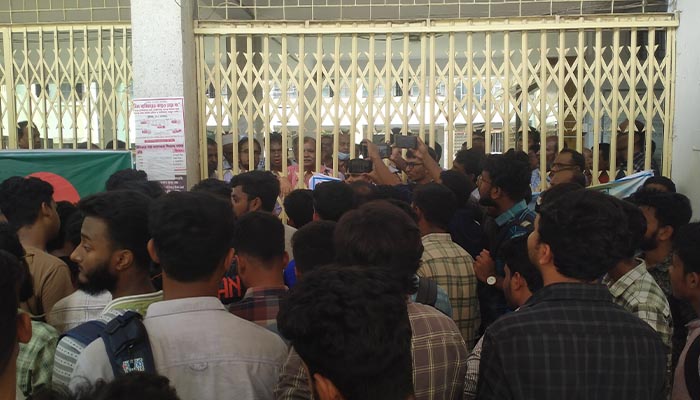 বিভাগের নাম পরিবর্তন নিয়ে ইবির প্রশাসন ভবনে তালা