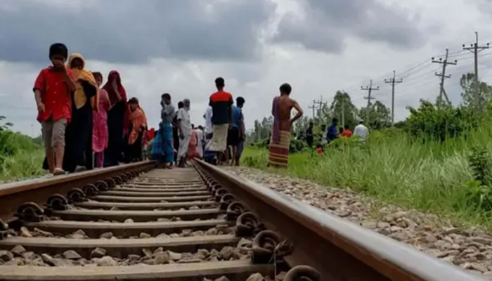 ট্রেনে কাটা পড়ে ৩ যুবকের মৃত্যু