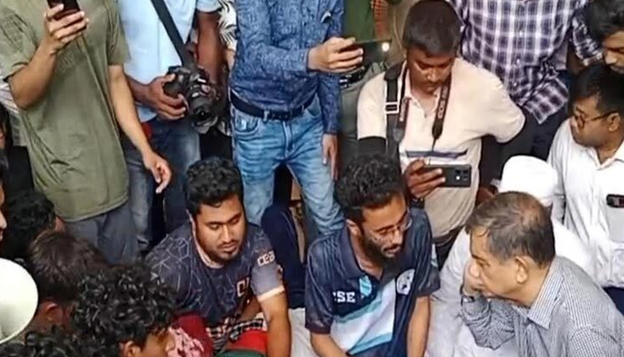 অনশনরত কুয়েট শিক্ষার্থীদের কাছে গেলেন শিক্ষা উপদেষ্টা