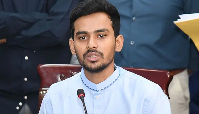 ক্ষমা চাইলেন উপদেষ্টা আসিফ, বাবার ঠিকাদারি লাইসেন্স বাতিল