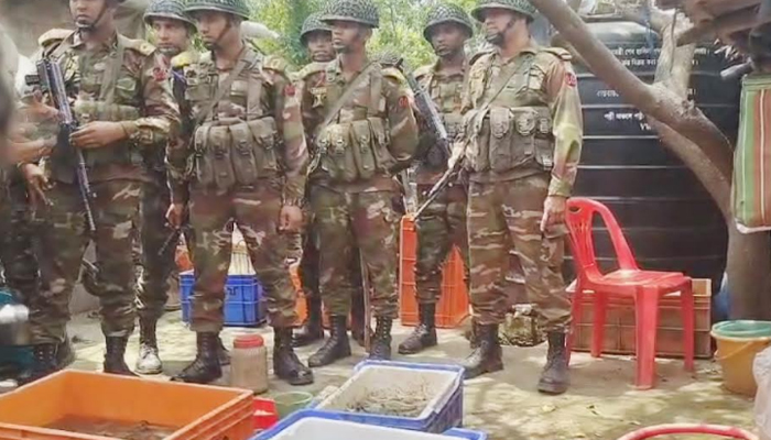 সাতক্ষীরায় ক্ষতিকারক জেলি পুশকৃত চিংড়ি জব্দ, আটক ২