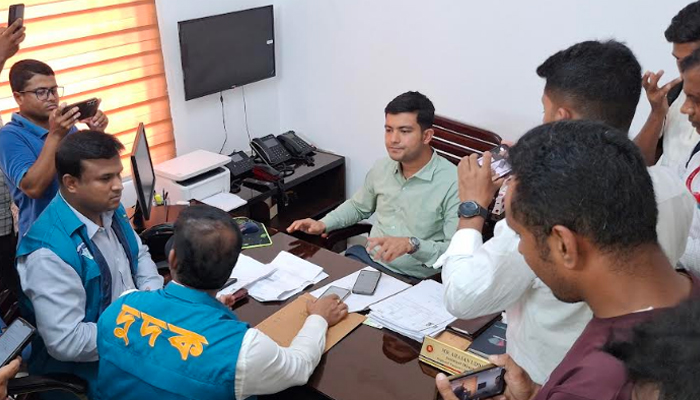 পাবনা আঞ্চলিক পাসপোর্ট অফিসে দুদকের অভিযান