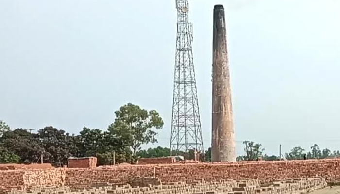 শিক্ষা প্রতিষ্ঠানের পাশে অবৈধভাবে গড়ে উঠেছে ইটভাটা