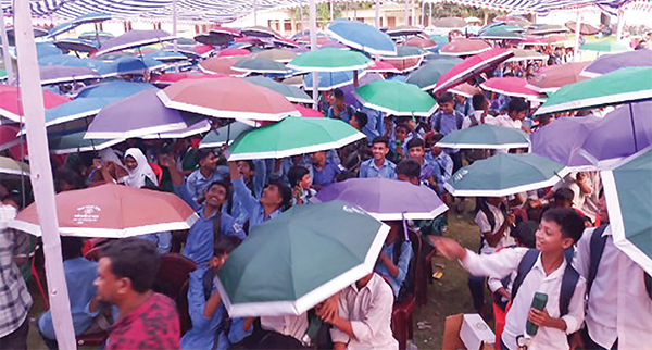 দেড় হাজার শিক্ষার্থীর মাঝে ছাতা বিতরণ দেড় হাজার শিক্ষার্থীর মাঝে ছাতা বিতরণ