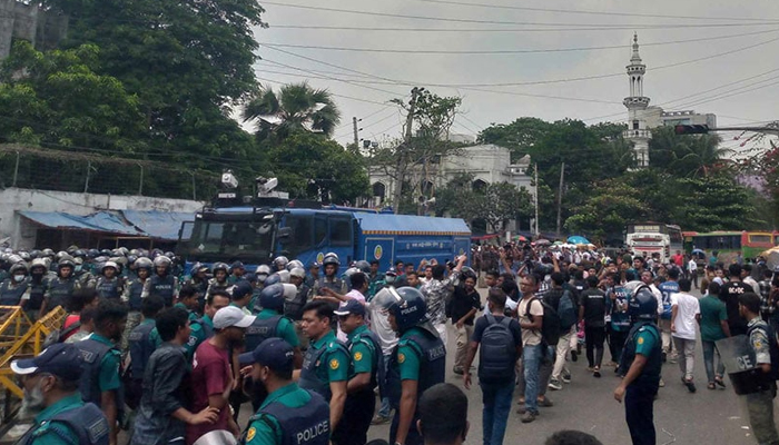 যমুনা অভিমুখে জবি শিক্ষার্থীদের লংমার্চ