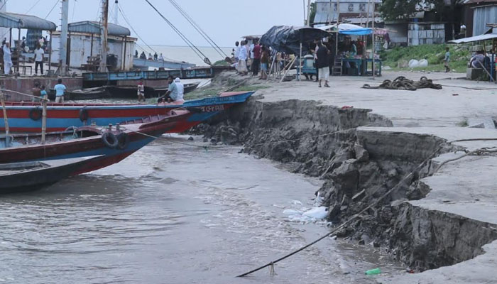 পাবনায় তীব্র নদী ভাঙনে বিলীনের ‍মুখে ফেরিঘাট