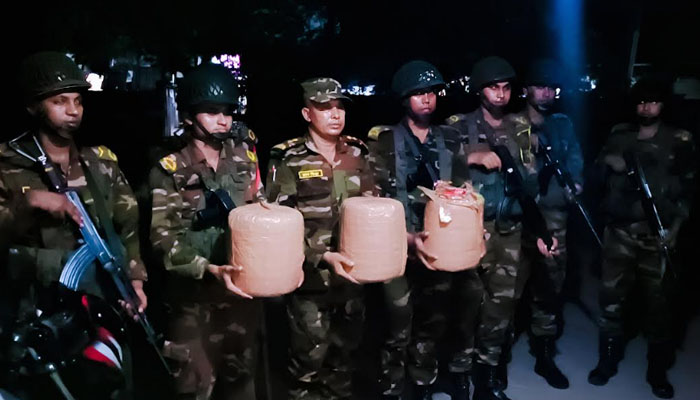কুড়িগ্রামে সেনা অভিযানে ১ মণ গাঁজাসহ মোটরসাইকেল উদ্ধার