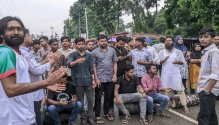 শেরপুরে রাস্তার গাছের গুঁড়ি ফেলে এনসিপির প্রতিবাদ শেরপুরে রাস্তার গাছের গুঁড়ি ফেলে এনসিপির প্রতিবাদ