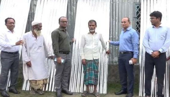 ঘূর্ণিঝড়ে ক্ষতিগ্রস্তদের মাঝে ত্রাণ সামগ্রী বিতরণ করলেন ডিসি ঘূর্ণিঝড়ে ক্ষতিগ্রস্তদের মাঝে ত্রাণ সামগ্রী বিতরণ করলেন ডিসি