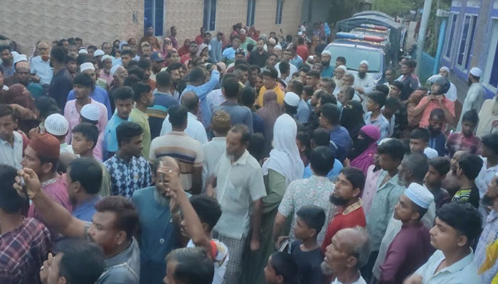 তালায় শিক্ষককে কুপিয়ে হত্যা, গণপিটুনিতে হামলাকারীর মৃত্যু