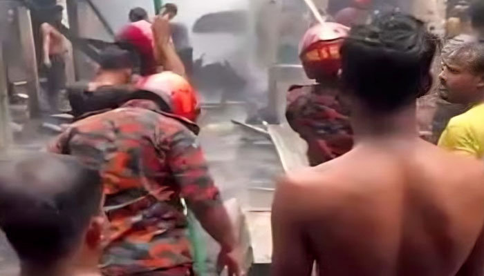 সিরাজগঞ্জে অগ্নিকাণ্ডে ৯ বাড়ি পুড়ে ছাই সিরাজগঞ্জে অগ্নিকাণ্ডে ৯ বাড়ি পুড়ে ছাই