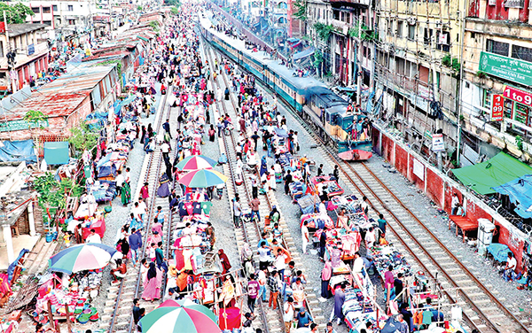 রেললাইনে হকারদের বাজার রেললাইনে হকারদের বাজার