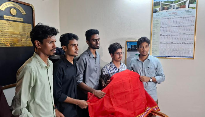 ছাত্র উপদেষ্টা ও প্রক্টরের চেয়ারে শাড়ি-চুড়ি, তোপের মুখে সমন্বয়করা ছাত্র উপদেষ্টা ও প্রক্টরের চেয়ারে শাড়ি-চুড়ি, তোপের মুখে সমন্বয়করা