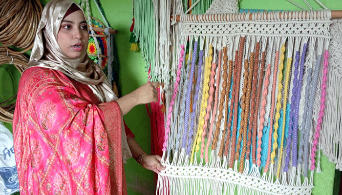 দিনাজপুরে হস্তশিল্পে সফল উদ্যোক্তা নাসরিন