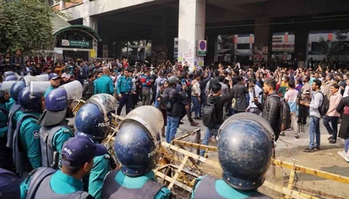 সচিবালয় এলাকায় শিক্ষার্থী-পুলিশ ধাওয়া-পাল্টা ধাওয়া সচিবালয় এলাকায় শিক্ষার্থী-পুলিশ ধাওয়া-পাল্টা ধাওয়া