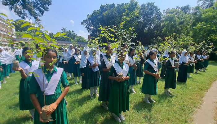 রাজবাড়ীতে ৩ শতাধিক শিক্ষার্থীর মাঝে গাছের চারা বিতরণ রাজবাড়ীতে ৩ শতাধিক শিক্ষার্থীর মাঝে গাছের চারা বিতরণ