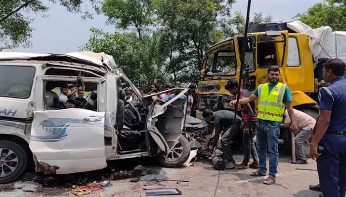 নাটোরে ট্রাক-মাইক্রোবাস সংঘর্ষ, নিহত বেড়ে ৮ নাটোরে ট্রাক-মাইক্রোবাস সংঘর্ষ, নিহত বেড়ে ৮
