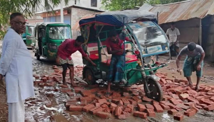 হাজীগঞ্জে ইউপি চেয়ারম্যানের উদ্যোগে সড়ক সংস্কার হাজীগঞ্জে ইউপি চেয়ারম্যানের উদ্যোগে সড়ক সংস্কার