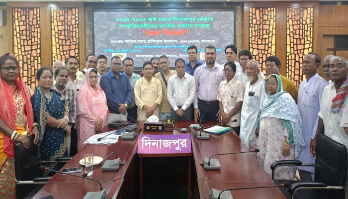 দিনাজপুরে সংস্কৃতিসেবীদের কল্যাণ ভাতার চেক বিতরণ