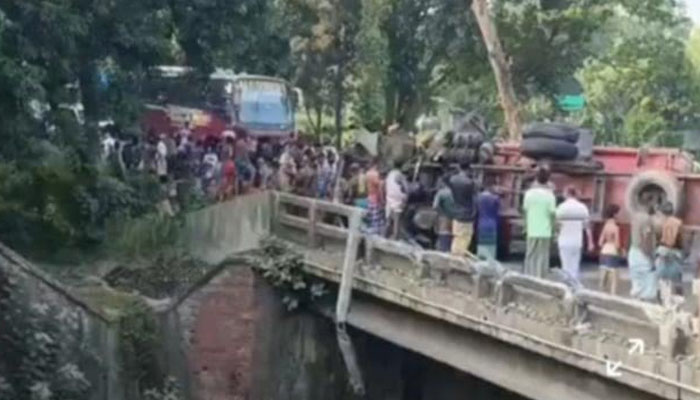 সিরাজগঞ্জে ট্যাংকলরি উল্টে পড়ে চালক নিহত সিরাজগঞ্জে ট্যাংকলরি উল্টে পড়ে চালক নিহত