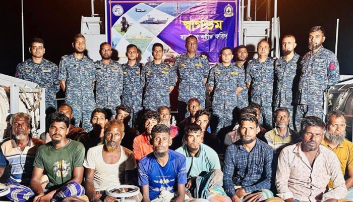 খাবার-পানি ছাড়া সমুদ্রে ১৮ জেলের চারদিন, উদ্ধার করল নৌবাহিনী খাবার-পানি ছাড়া সমুদ্রে ১৮ জেলের চারদিন, উদ্ধার করল নৌবাহিনী