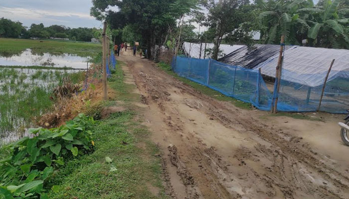 কমলগঞ্জের টমেটো গ্রামে কাঁচা রাস্তা, কৃষকদের সীমাহীন ভোগান্তি কমলগঞ্জের টমেটো গ্রামে কাঁচা রাস্তা, কৃষকদের সীমাহীন ভোগান্তি