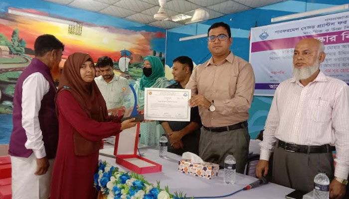 রাজশাহীতে শিক্ষার্থীদের মাঝে পুরস্কার বিতরণ রাজশাহীতে শিক্ষার্থীদের মাঝে পুরস্কার বিতরণ