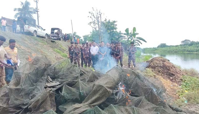 চুয়াডাঙ্গায় বিপুল পরিমাণ চায়না দুয়ারী জাল জব্দ চুয়াডাঙ্গায় বিপুল পরিমাণ চায়না দুয়ারী জাল জব্দ
